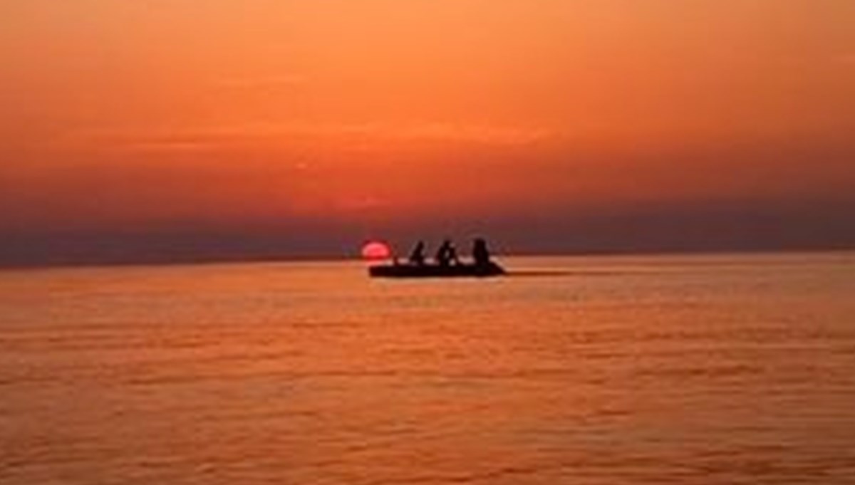 Yalova’da duba üzerinde denizde mahsur kalan 4 genç kurtarıldı Yalova’da duba üzerinde denizde mahsur kalan 4 genç kurtarıldı