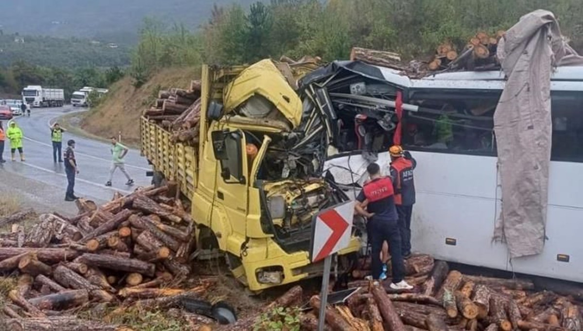 Zonguldak’ta yolcu otobüsü ile tomruk yüklü kamyon kafa kafaya çarpıştı: 2 ölü, 23 yaralı