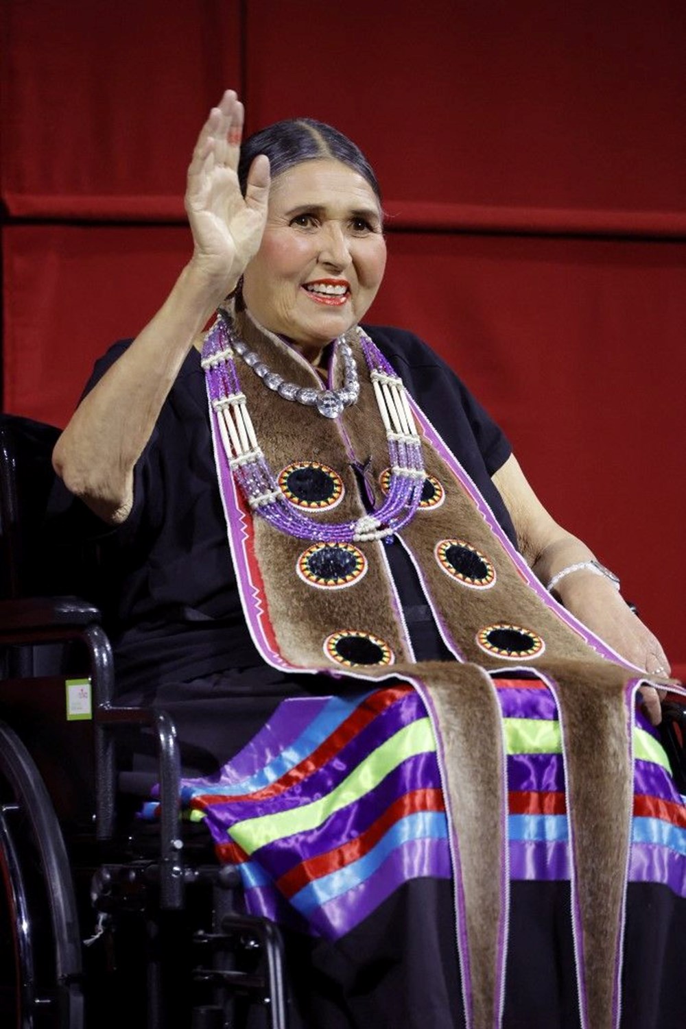 Marlon Brando yerine Oscar'ı reddetmek üzere sahneye çıkan Sacheen Littlefeather Akademi'den 50 yıl sonra gelen özrü kabul etti - 3