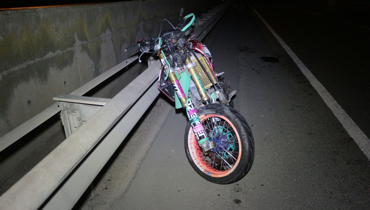 Çarptığı TIR'a ayağı sıkışan motorcu 500 metre sürüklendi