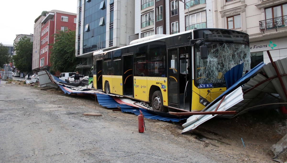 İETT otobüsü metro inşaatına çarptı