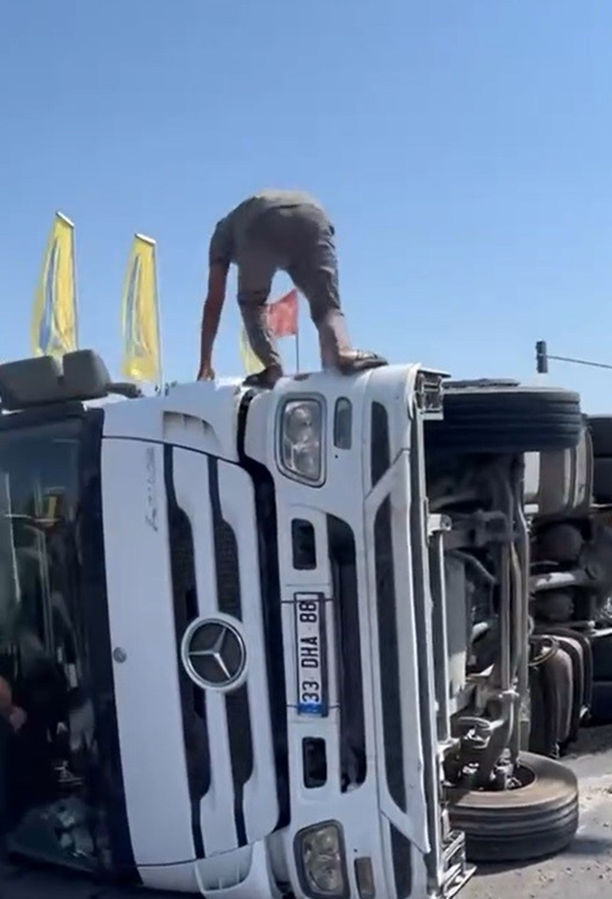 Mersin'de muz yüklü TIR devrildi