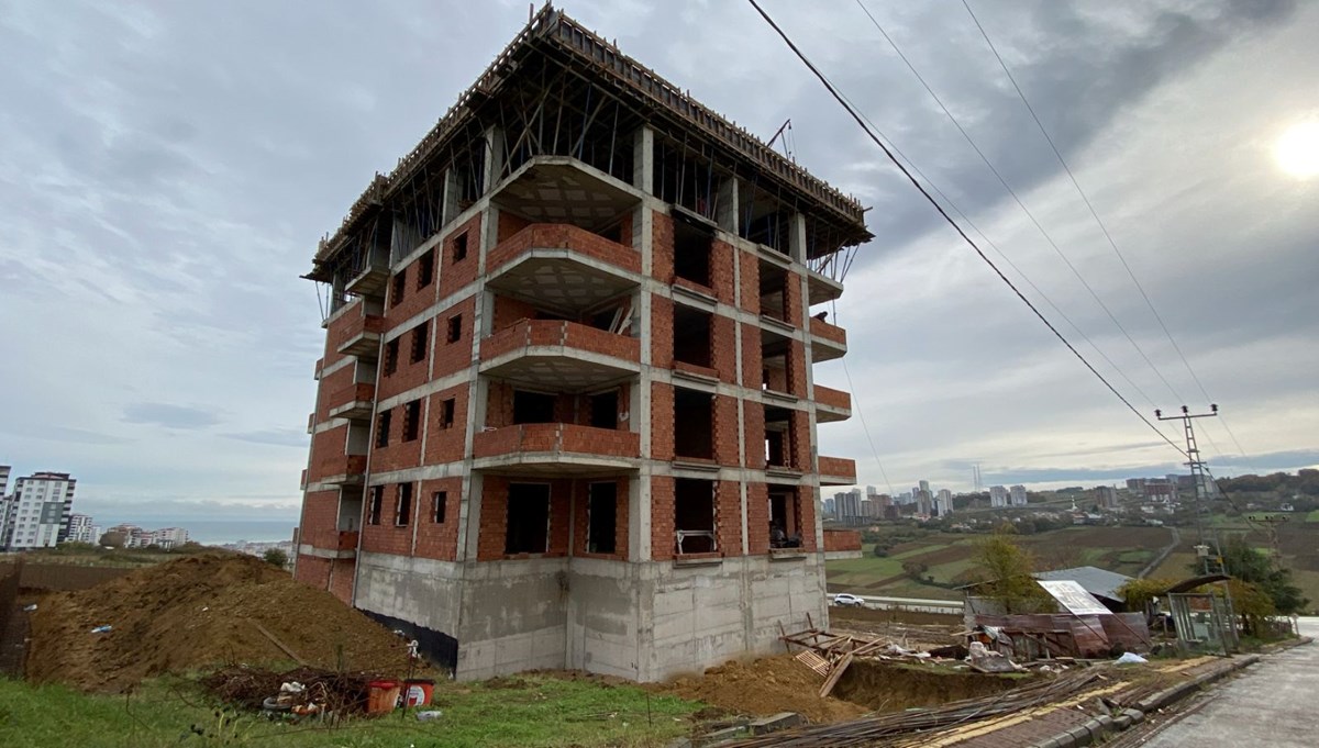 İnşaatta küçük çocuğun başına kalas düştü