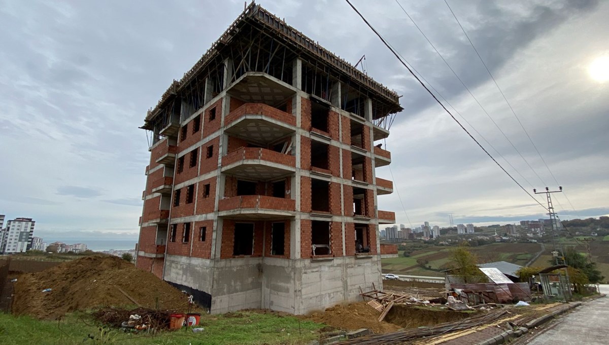 İnşaatta küçük çocuğun başına kalas düştü İnşaatta küçük çocuğun başına kalas düştü