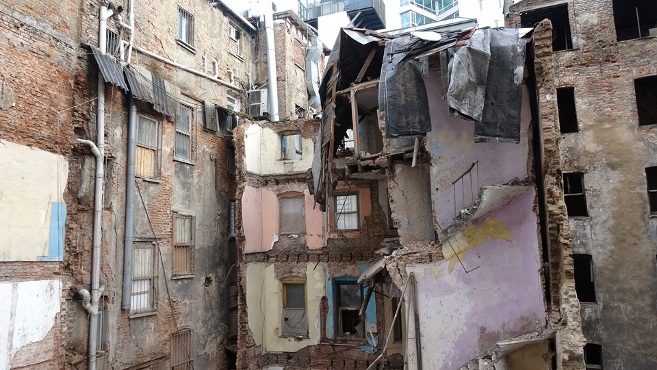 Beyoğlu'da tadilat halindeki binada çökme - 1