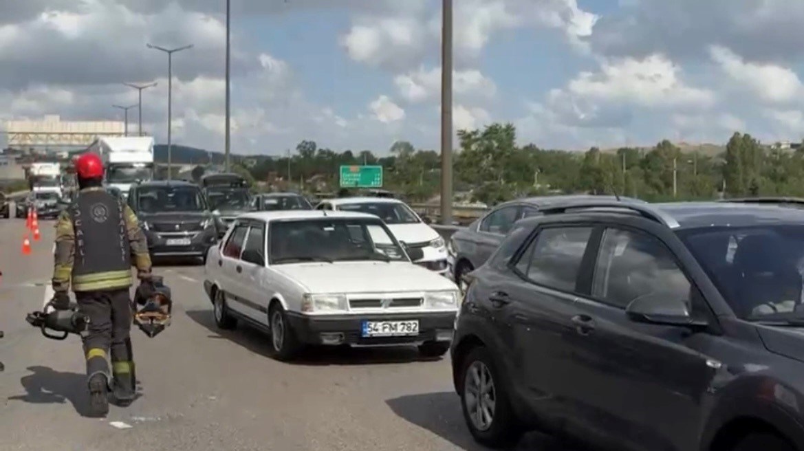 Otoyolun Ankara yönünde ulaşım bir süre aksadı.