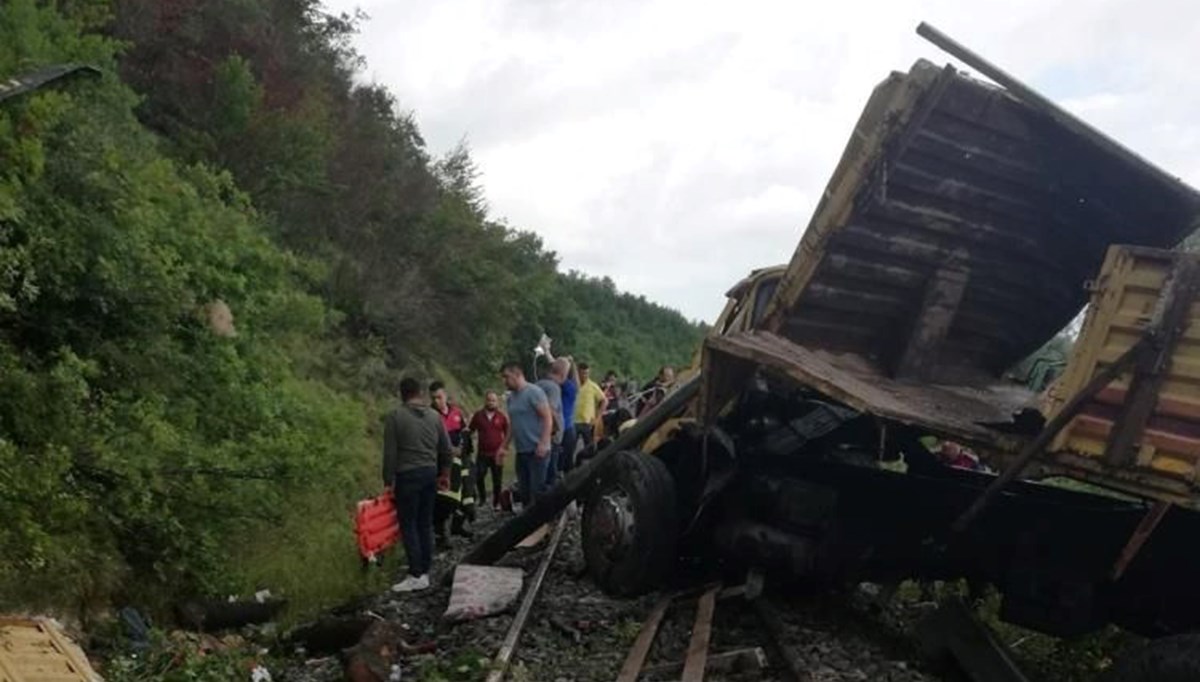 Zonguldak'ta kamyon tren yoluna devrildi: 2 ölü, 2 yaralı