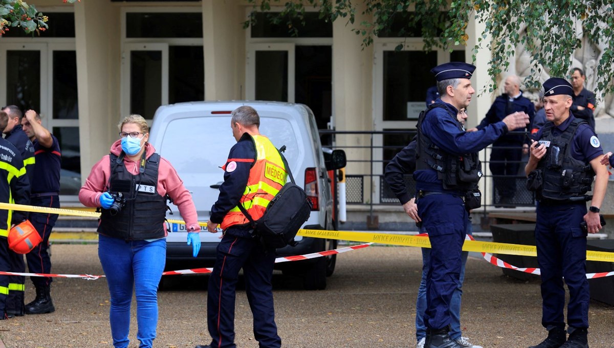 Fransa'da okulda bıçaklı saldırı: Bir öğretmen öldü, iki yaralı