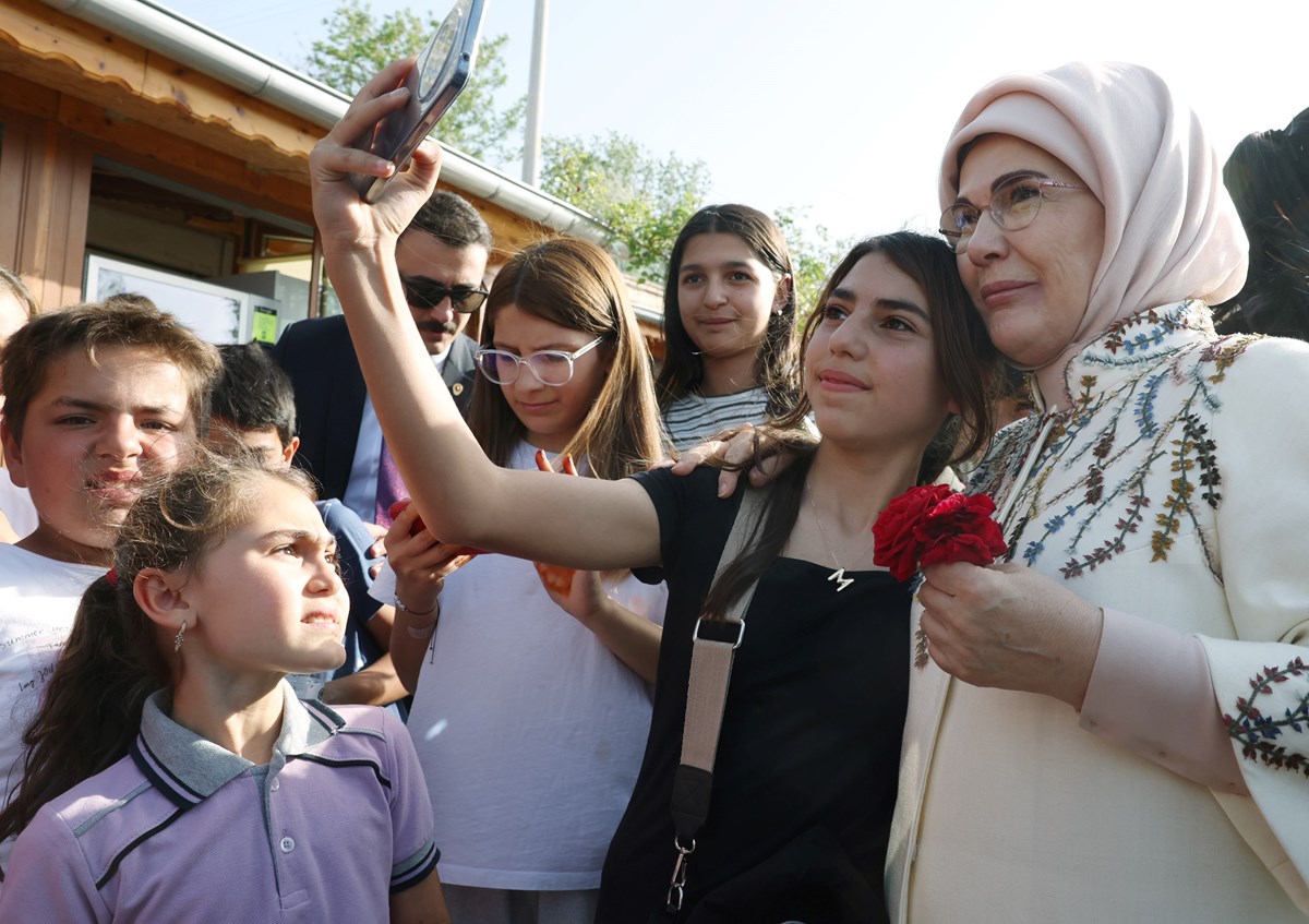 Emine Erdoğan, program sırasında çocuklarla da buluştu. Emine Erdoğan, program sırasında çocuklarla da buluştu.