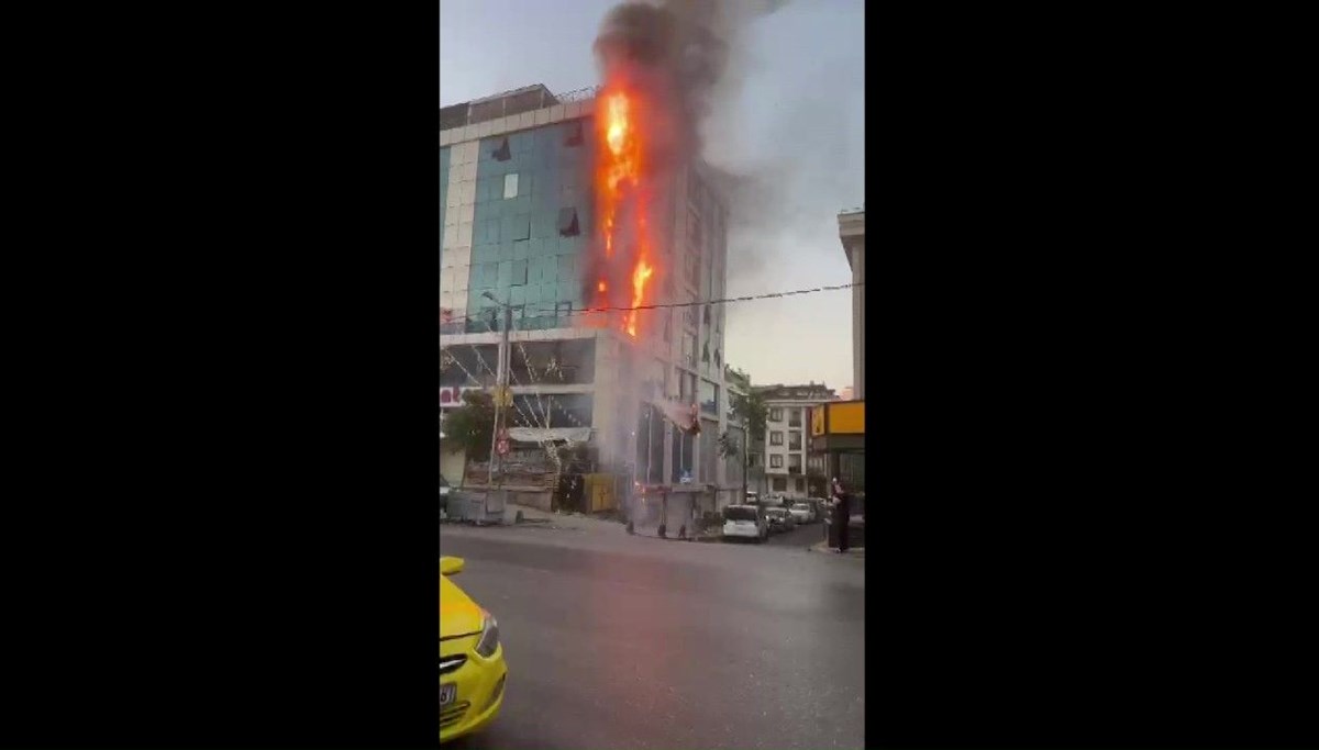 Ataşehir'de iş merkezi alev alev yandı