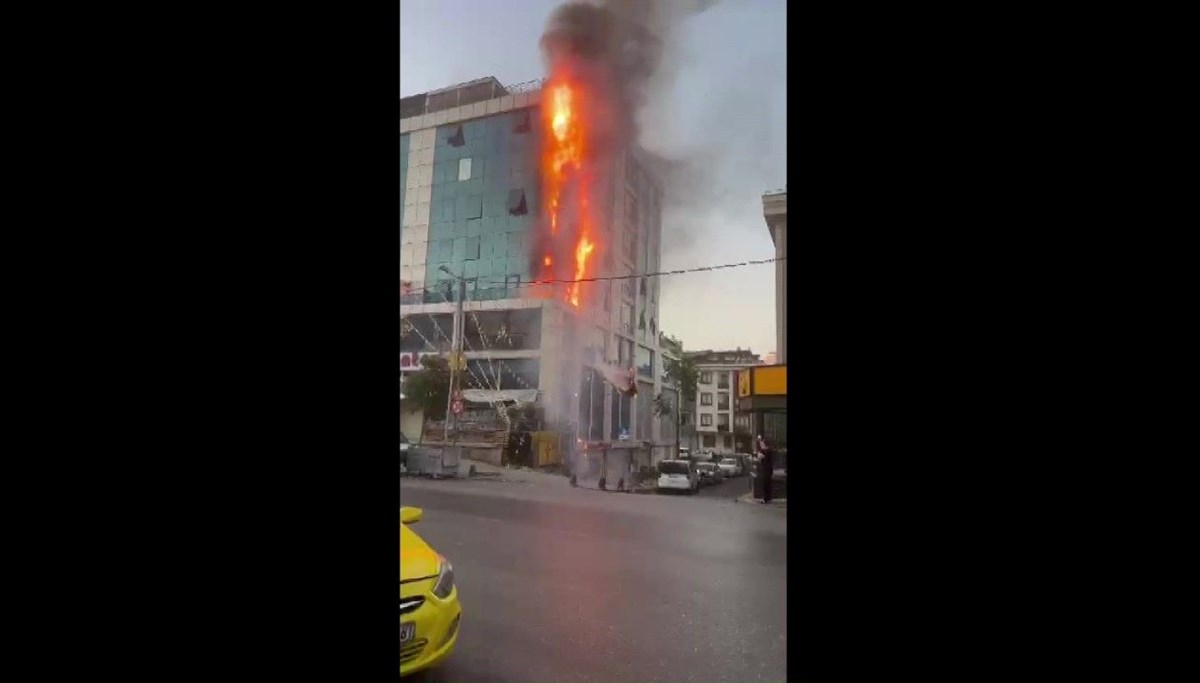 Ataşehir'de iş merkezi alev alev yandı Ataşehir'de iş merkezi alev alev yandı