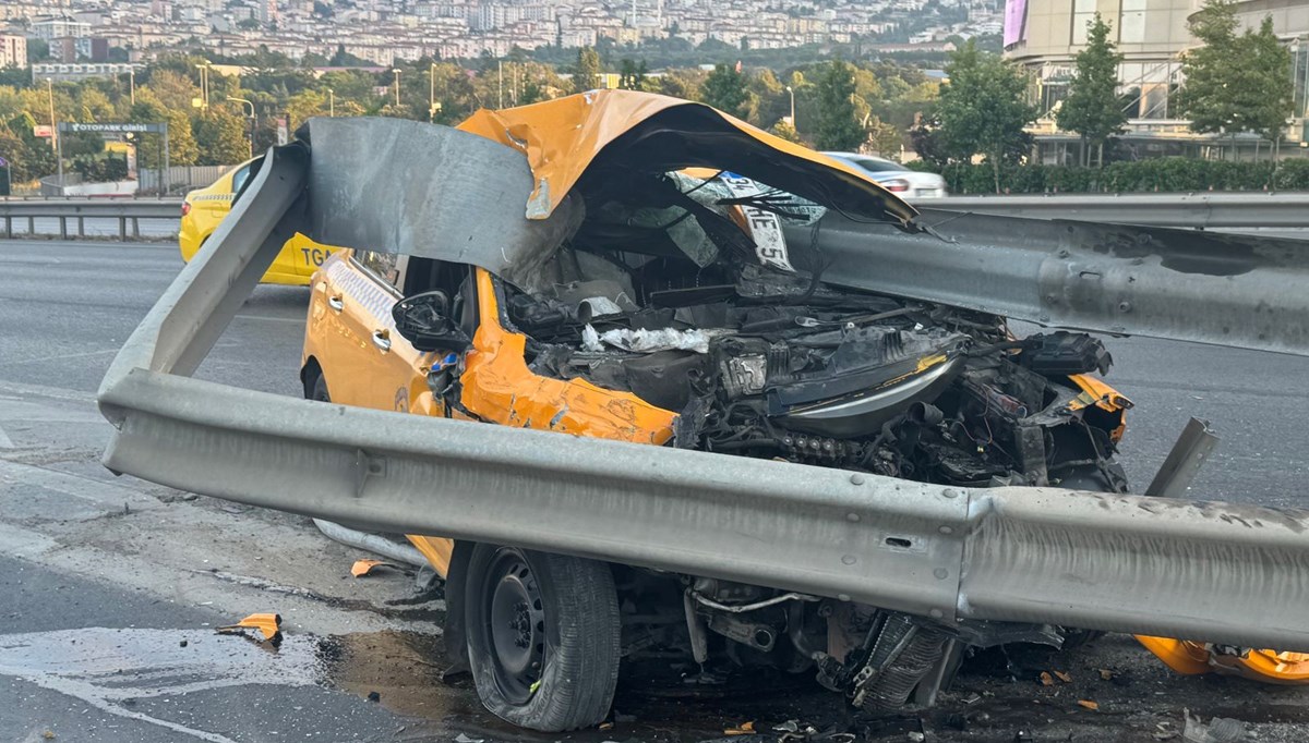 Taksicinin mucize kurtuluşu: İstanbul’da taksi bariyere ok gibi saplandı