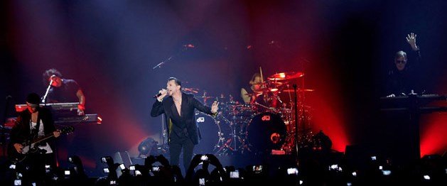 Depeche mode концерт. Барабанщик депеш мод. Depeche mode концерт. Депеш мод концерт 2014. Дэвид гаан на концерте.