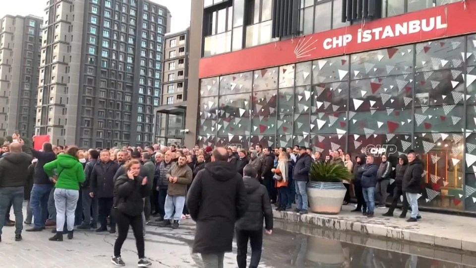 CHP İstanbul İl Başkanlığı önünde aday tepkisi - 1