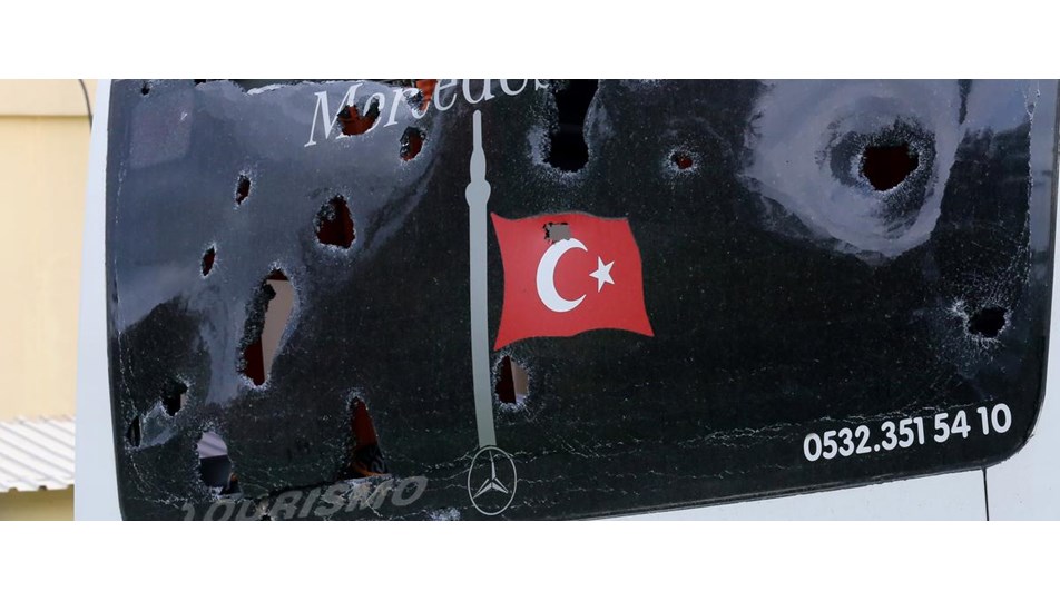 Beşiktaş Mogaz takım otobüsüne taşlı saldırı