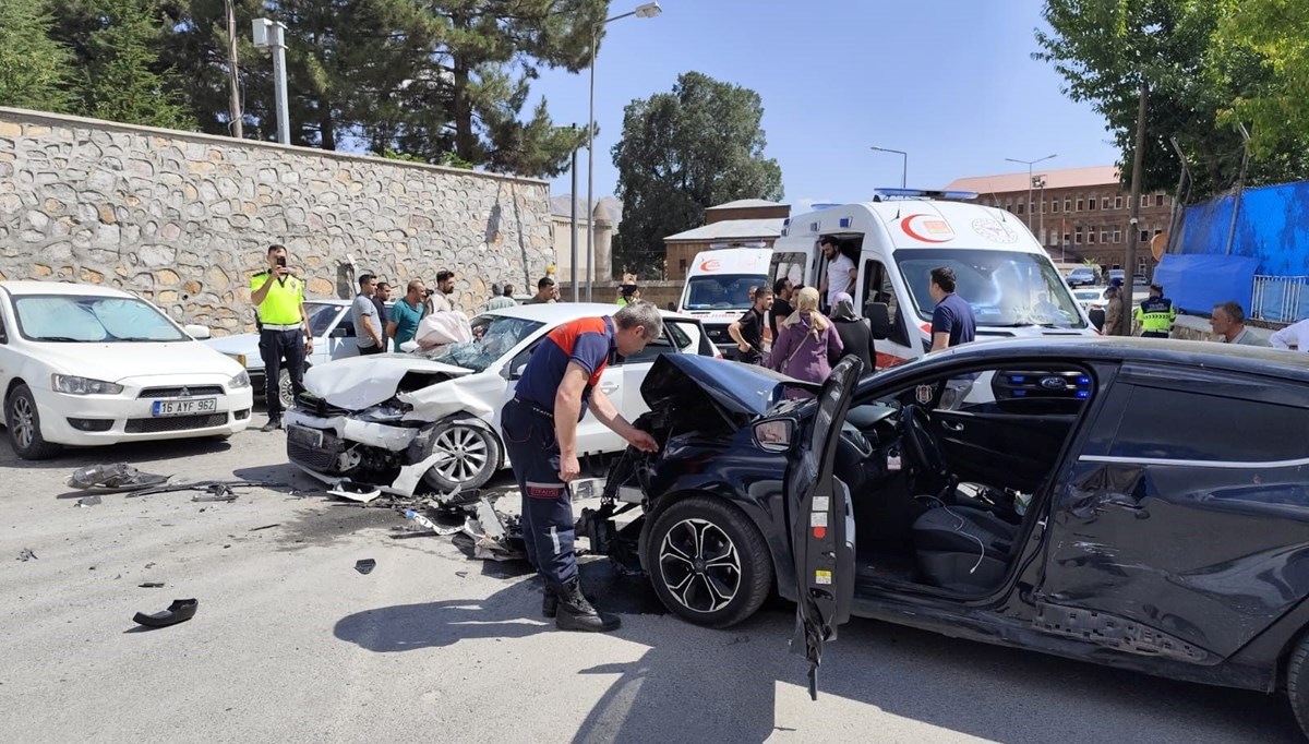 Bitlis'te otomobiller çarpıştı: 10 yaralı