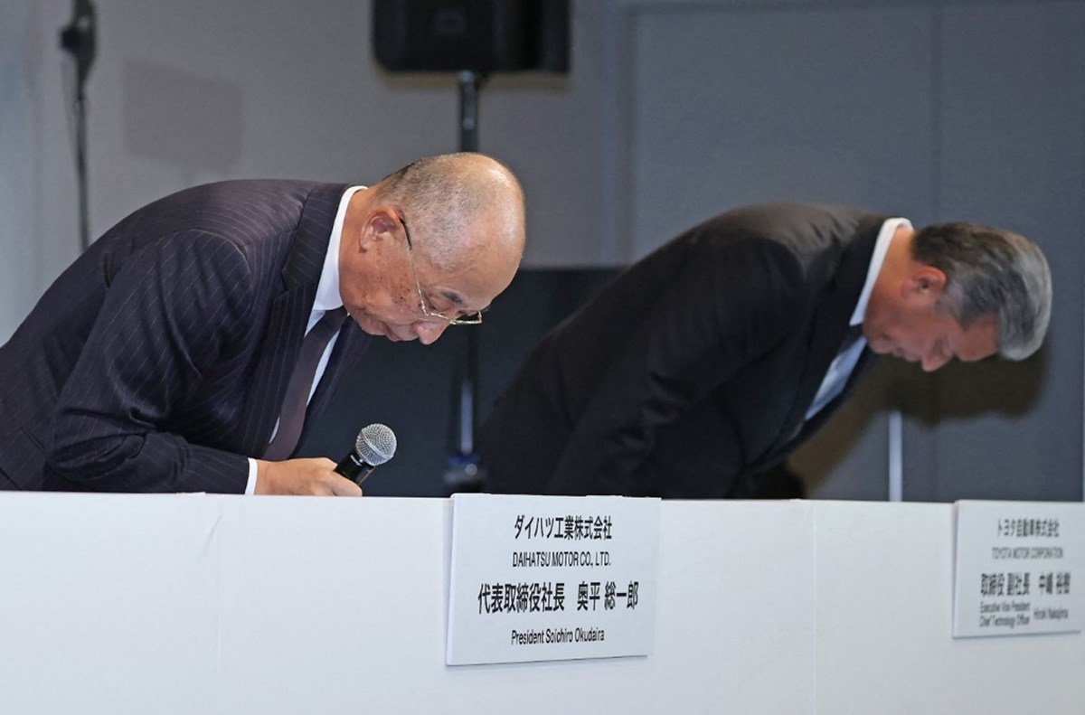 Daihatsu Başkanı Okudaira Soiçiro ve Toyota İdari Başkan Yardımcısı Hiroki Nakajima böyle özür diledi.