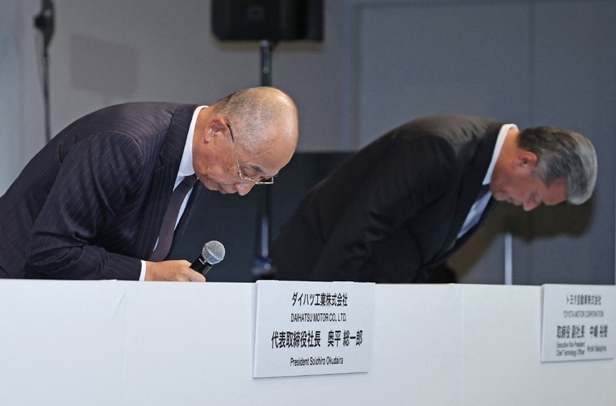Daihatsu Başkanı Okudaira Soiçiro ve Toyota İdari Başkan Yardımcısı Hiroki Nakajima böyle özür diledi. Daihatsu Başkanı Okudaira Soiçiro ve Toyota İdari Başkan Yardımcısı Hiroki Nakajima böyle özür diledi.
