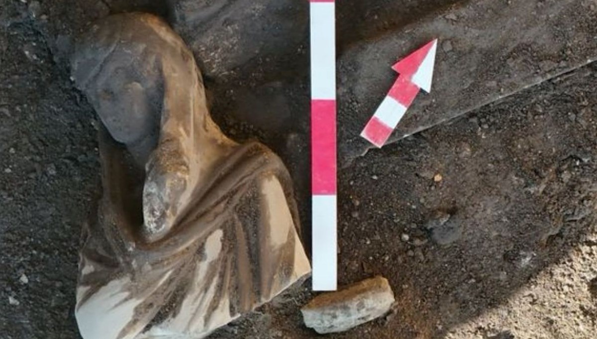 Perge Antik Kenti'nde 5 heykel bulundu Perge Antik Kenti'nde 5 heykel bulundu