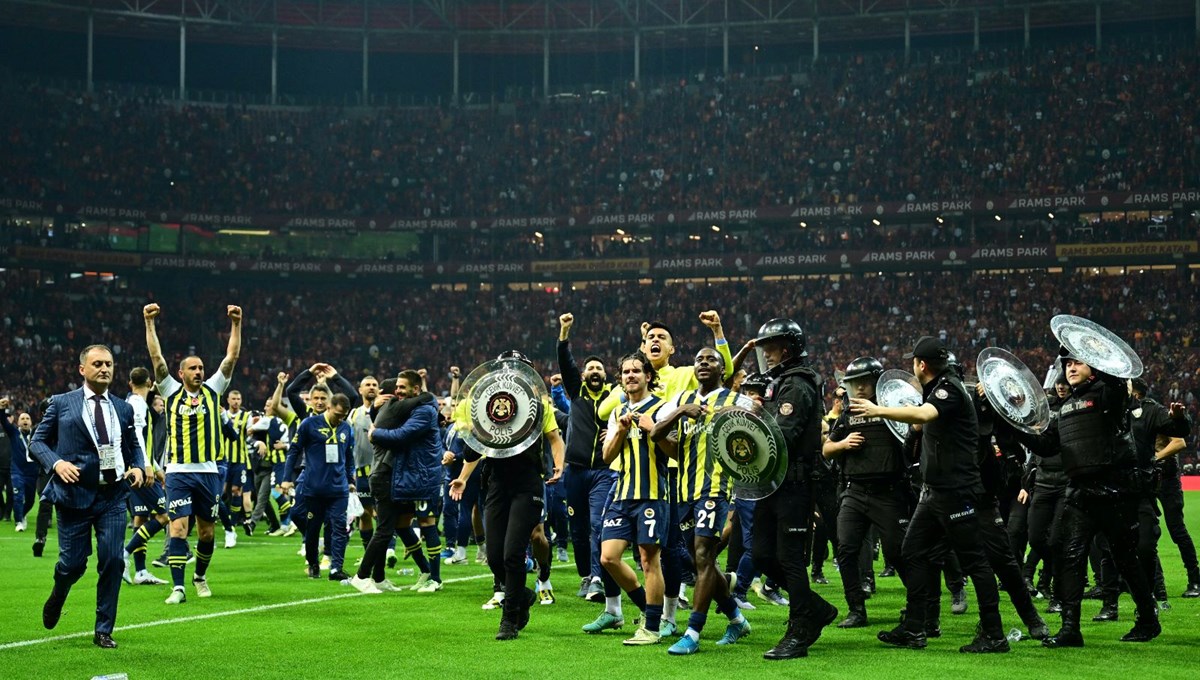 Fenerbahçe'den Galatasaray galibiyeti sonrası arka arkaya göndermeler Fenerbahçe'den Galatasaray galibiyeti sonrası arka arkaya göndermeler