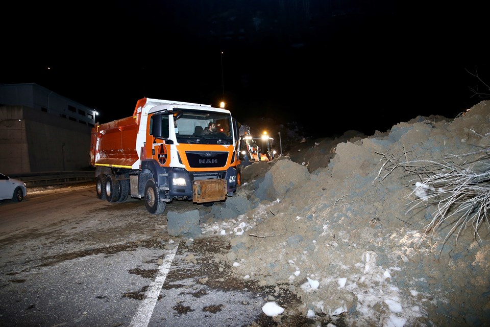 The teams affiliated to the General Directorate of Highways, by the Ministry of Transport and Infrastructure, started to work to clear the road in the Bolu Mountain Tunnel, where a landslide occurred.