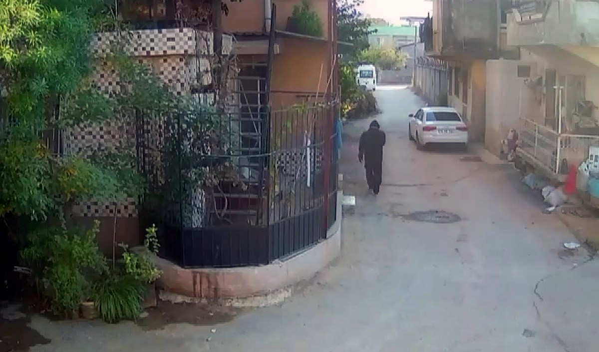 Bu anlar ise sokaktaki güvenlik kamerasına anbean yansıdı. Bu anlar ise sokaktaki güvenlik kamerasına anbean yansıdı.