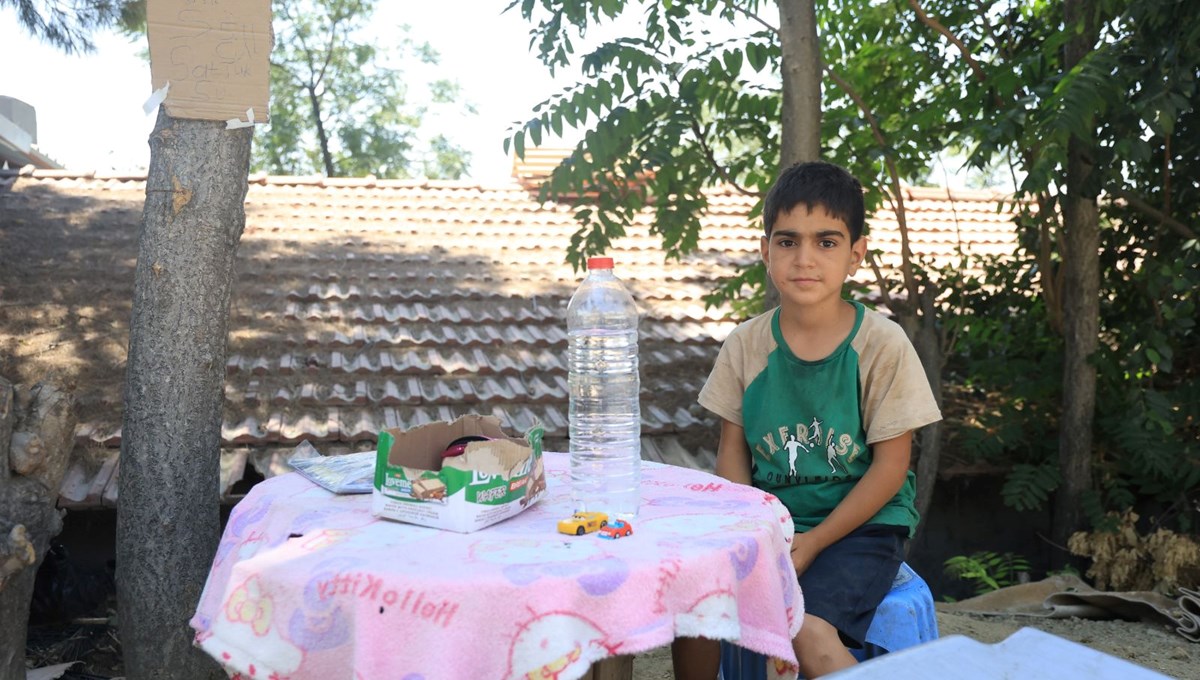 Su satarak bisiklet parasını biriktiriyor