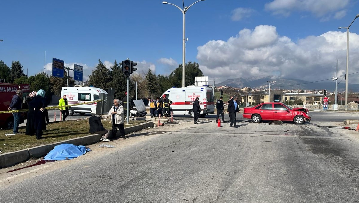 Kütahya'da trafik kazası: 3 kişi öldü, 2 kişi yaralandı