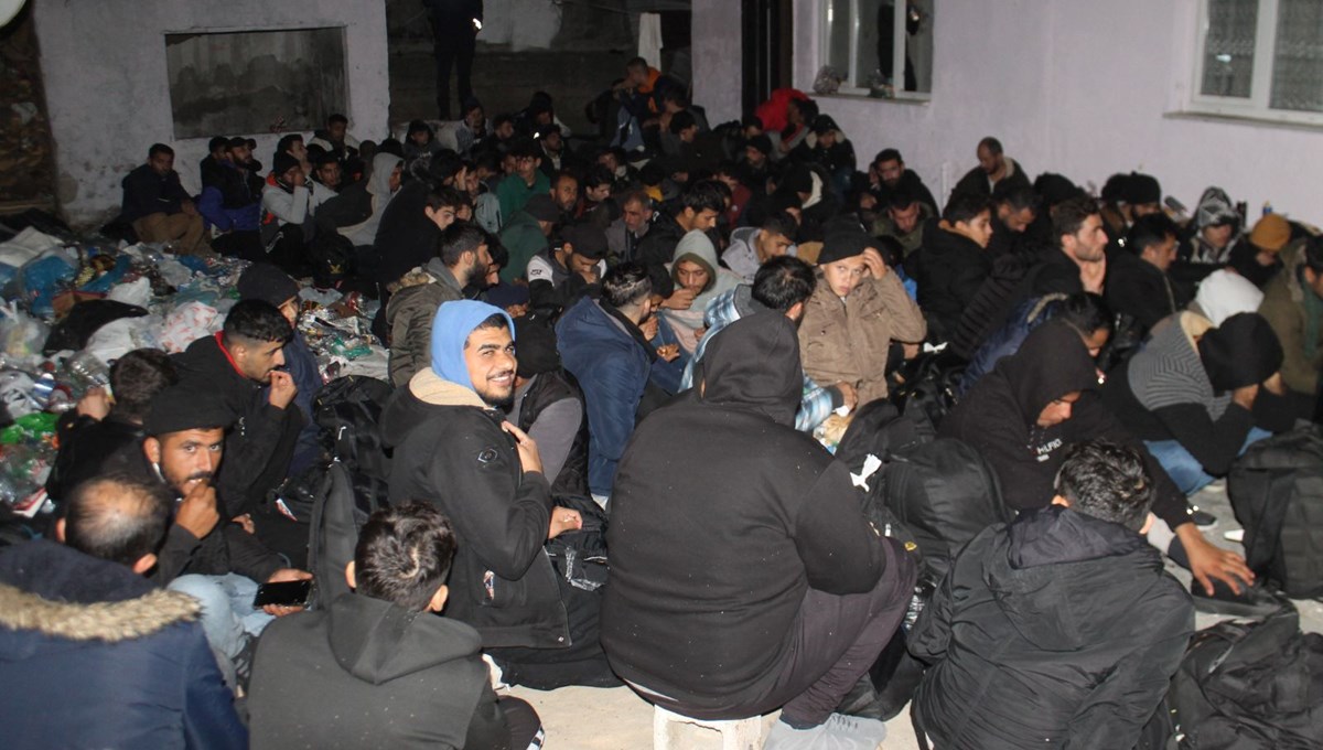 Evin bahçesinde onlarca göçmen yakalandı Evin bahçesinde onlarca göçmen yakalandı