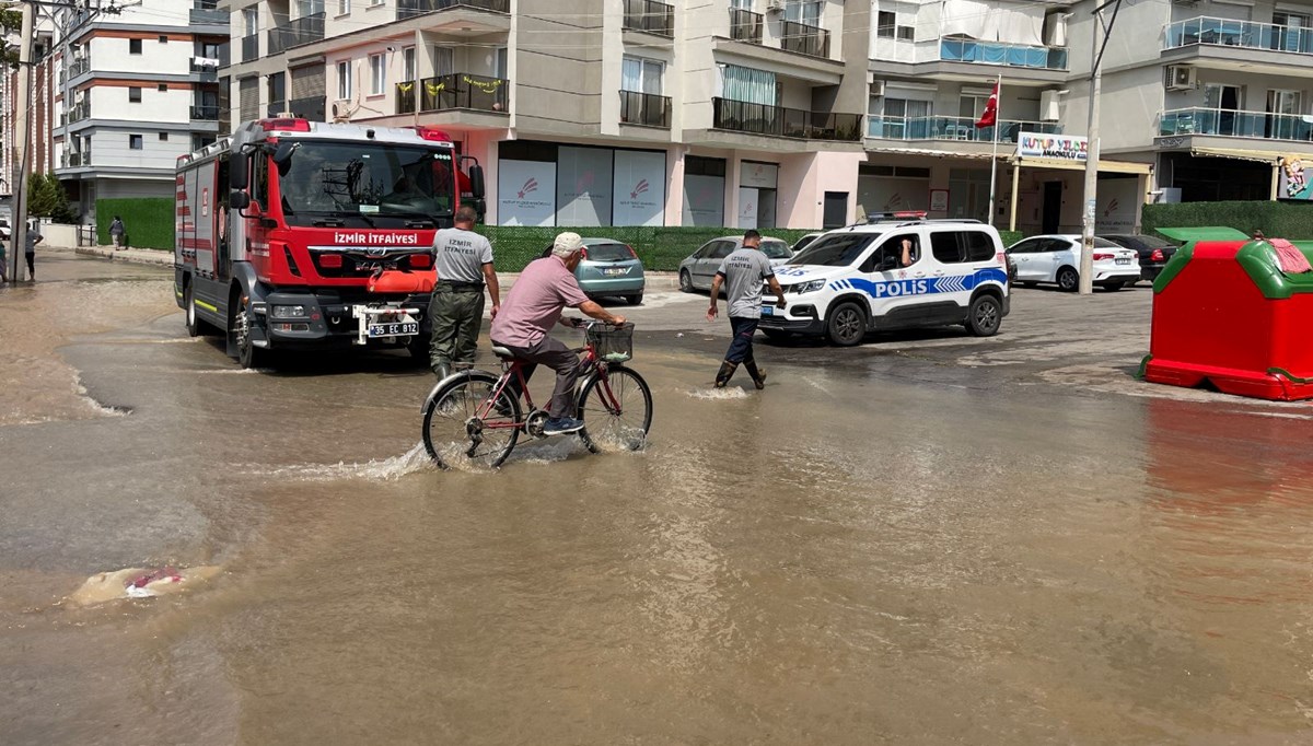 İzmir'de caddeler ve sokaklar sular altında kaldı