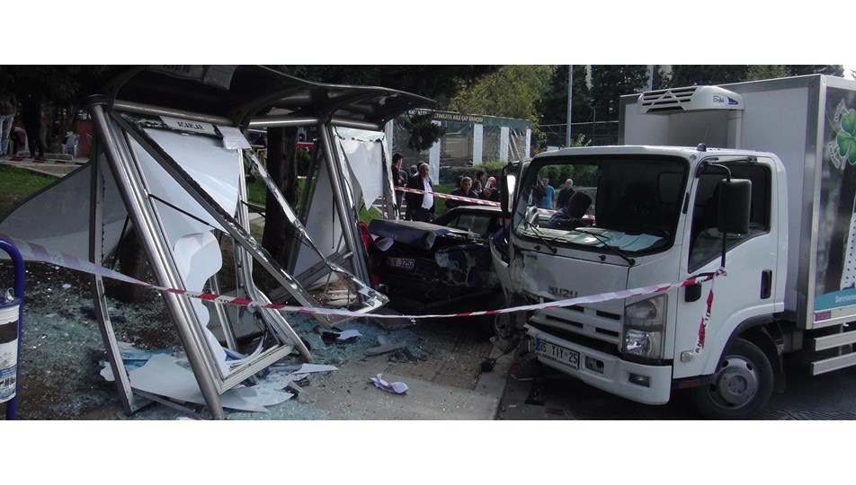 atasehir de kamyonet otobus duragina