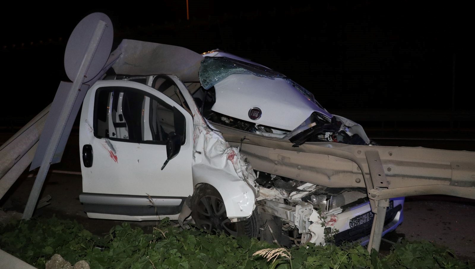 Hafif Ticari Araç Bariyere Saplandı: 1'i Ağır 3 Kişi Yaralandı - Son ...