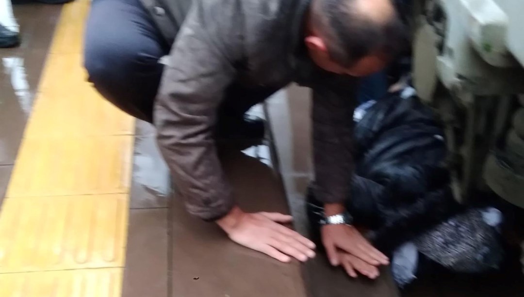 Trenle peron arasına sıkışan kadını makinistin dikkati kurtardı
