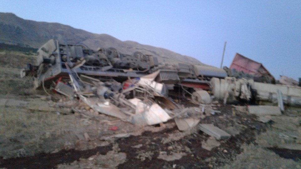 Elazığ'da yük treni devrildi: 2 ölü - 1