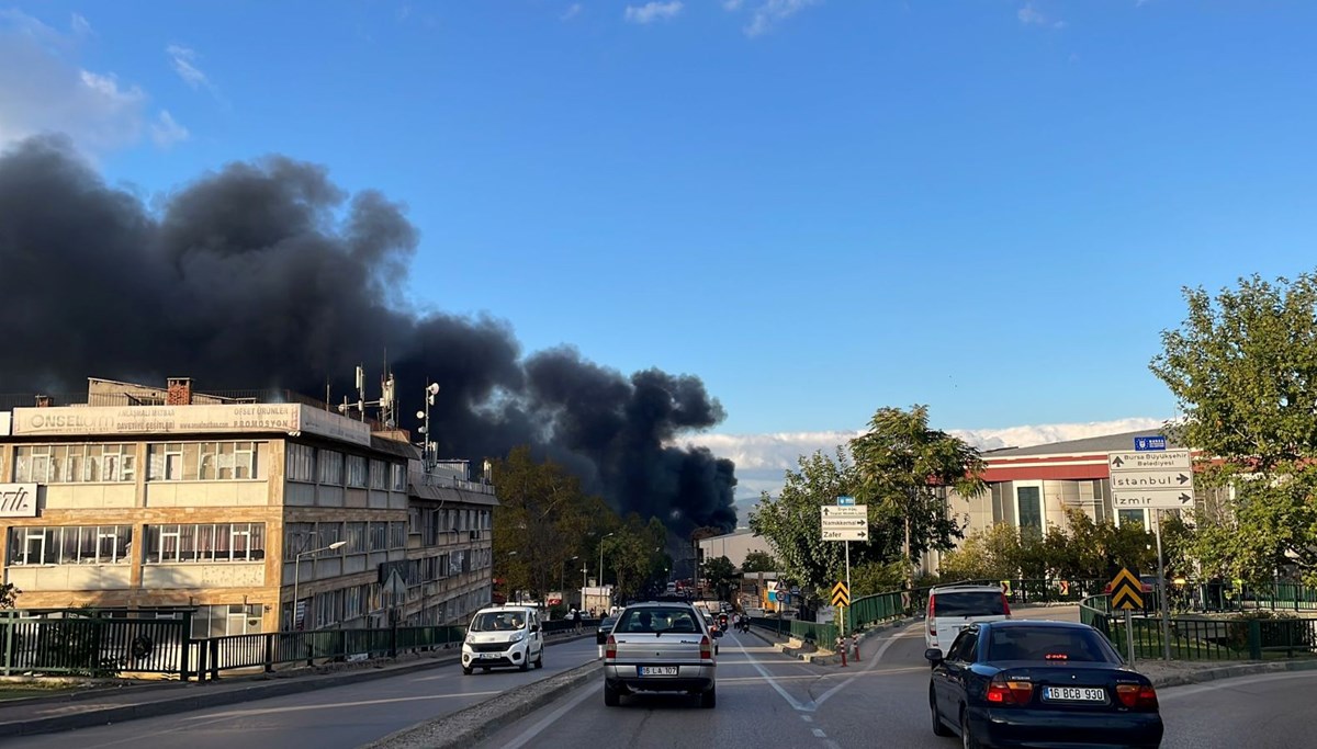 Bursa’da koltuk imalathanesinde yangın Bursa’da koltuk imalathanesinde yangın