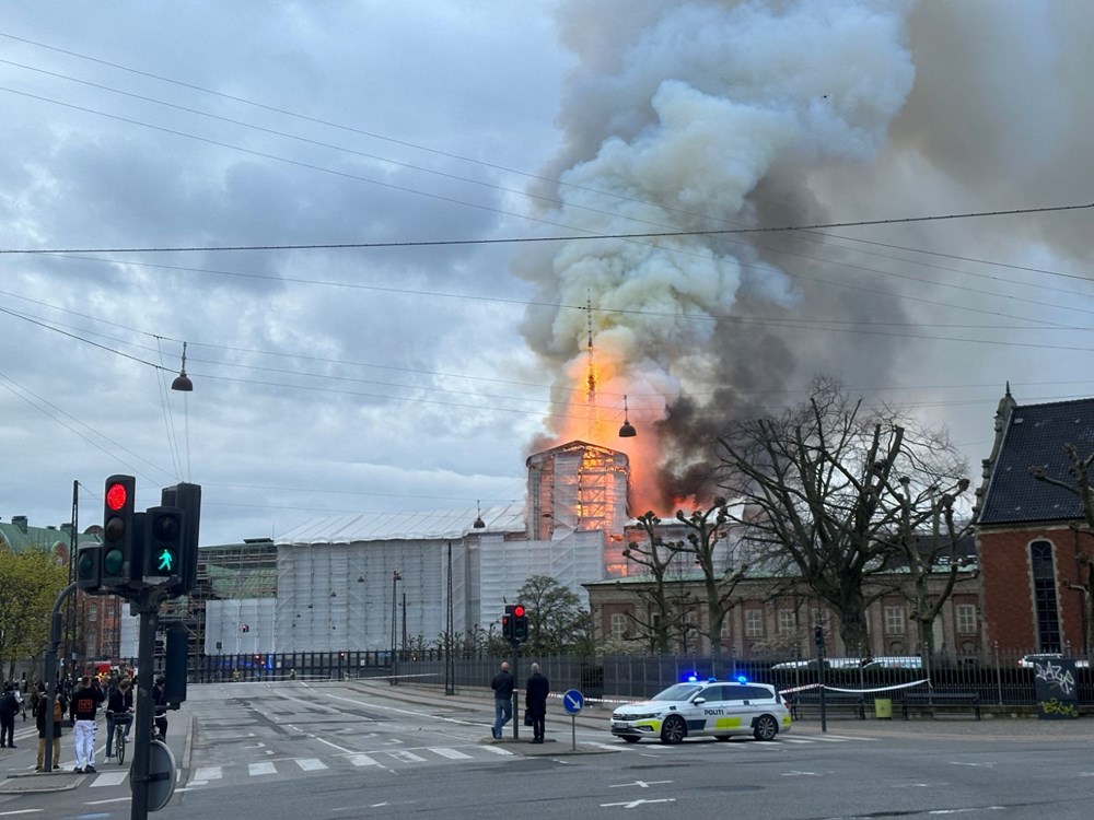 Danimarka'da 17. yüzyıldan kalma borsa binası alev alev yandı - 3