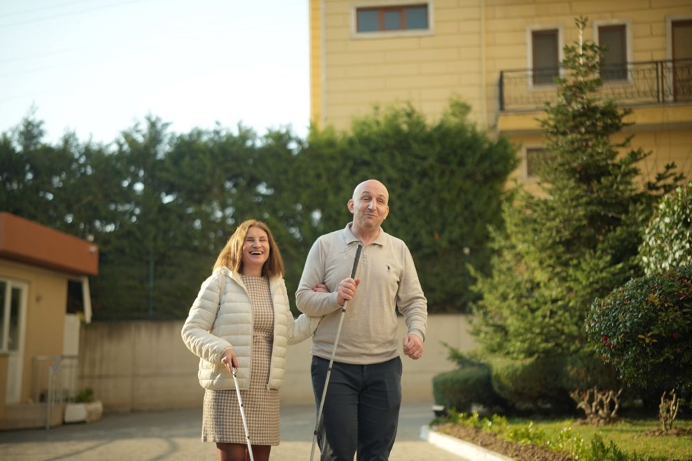 Görme engelli çift binlerce kişiye ilham oluyor: Sevginin engel tanımadığını kanıtlıyorlar - 1