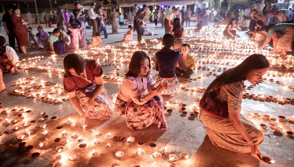 Myanmar'da festivale bombalar yağdı
