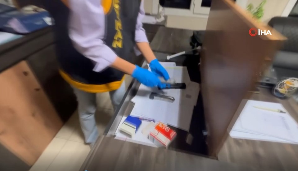 Dışarıdan iş yeri, içerisi bambaşka! Üstü cephanelik, alt katı ise kumarhane çıktı - 1