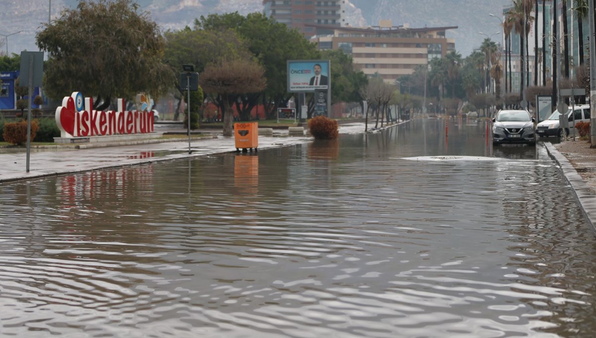 Hatay İskenderun'da sağanak etkili oldu