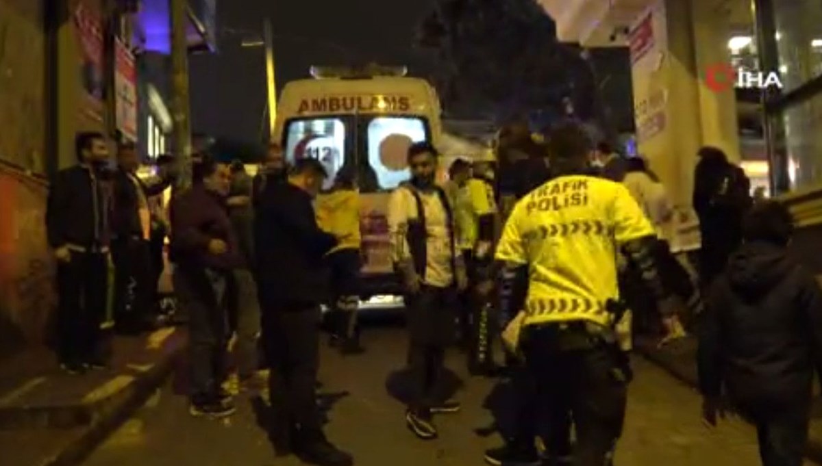 Taksim'de gaz pedalı takılı kalan otomobil iki turiste çarptı Taksim'de gaz pedalı takılı kalan otomobil iki turiste çarptı