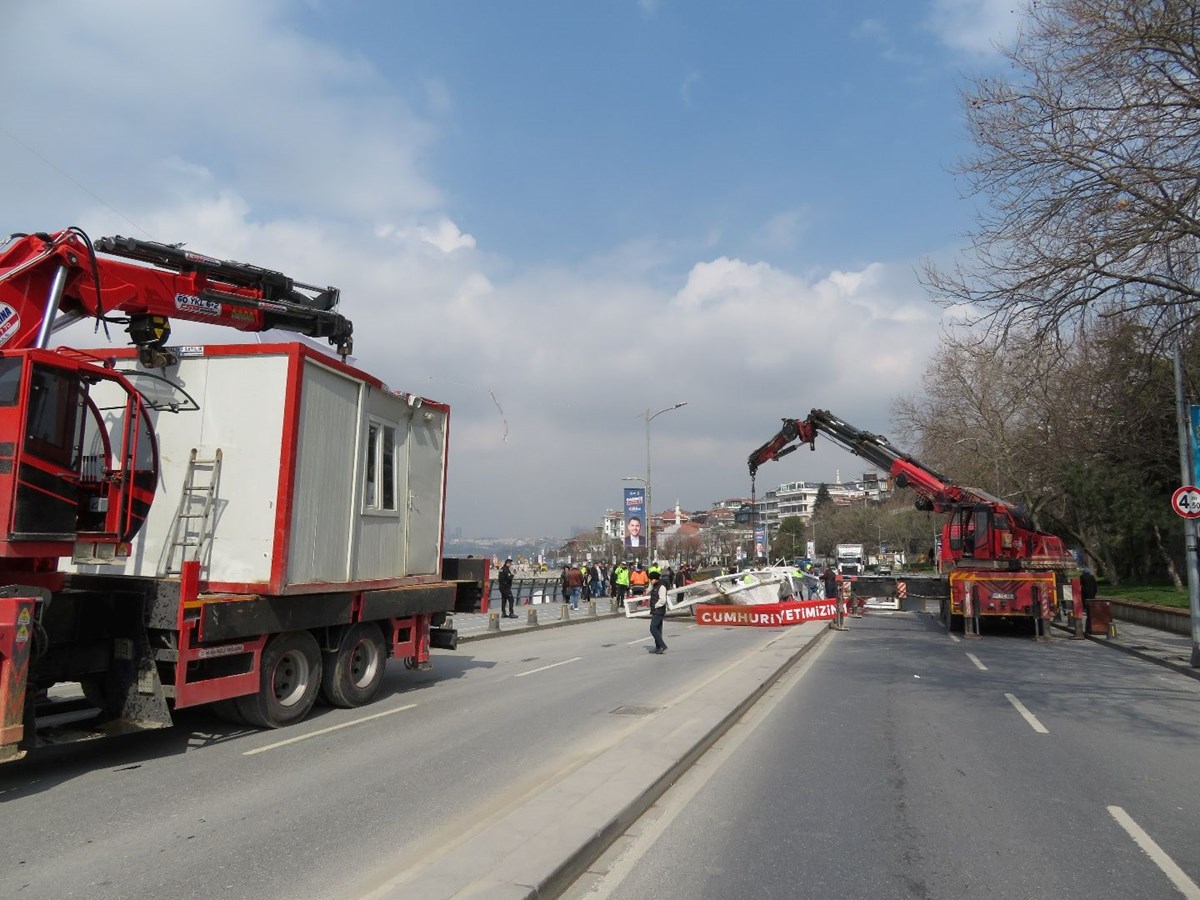 Üsküdar'da konteyner yüklü vinç demir platformu devirdi: Yol kapandı