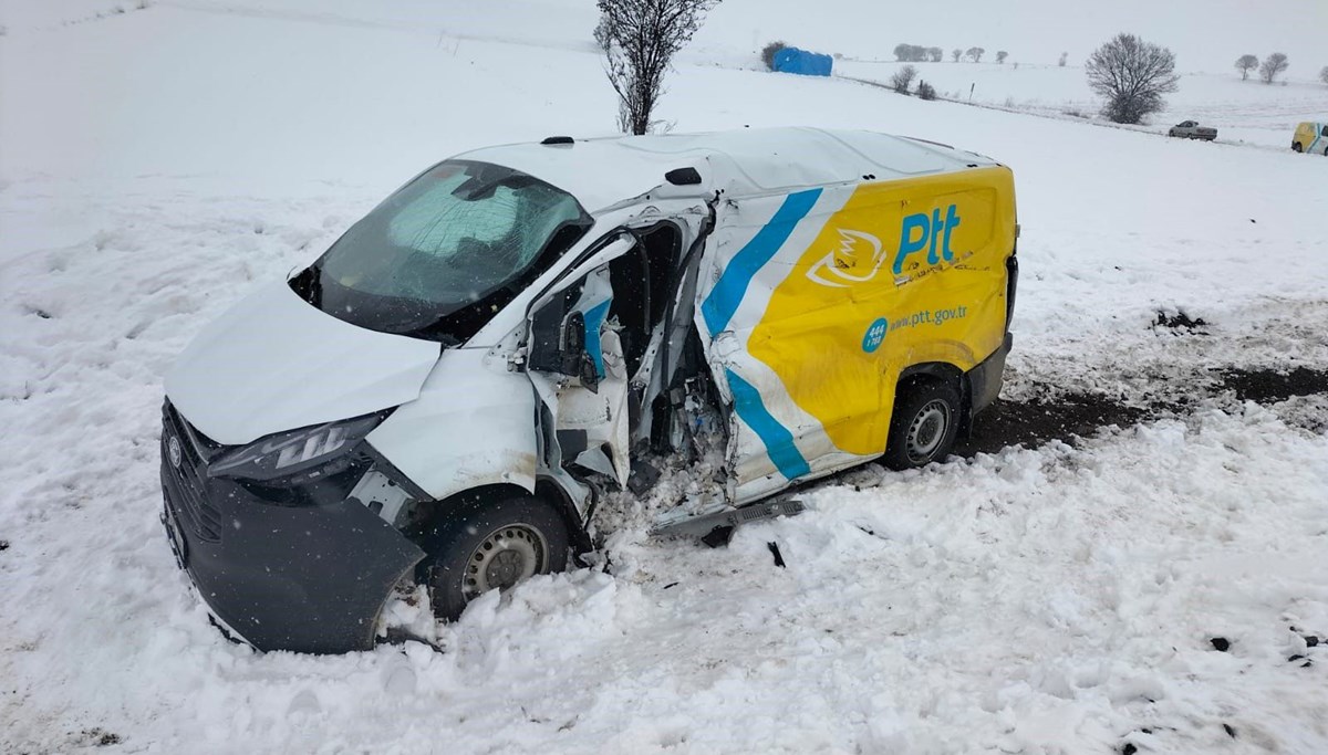 Yük treni, kargo aracına çarptı Yük treni, kargo aracına çarptı