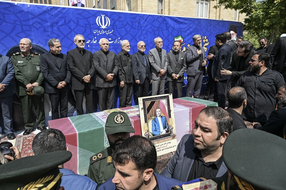 İran Cumhurbaşkanı Reisi ve Dışişleri Bakanı Abdullahiyan toprağa veriliyor - 7