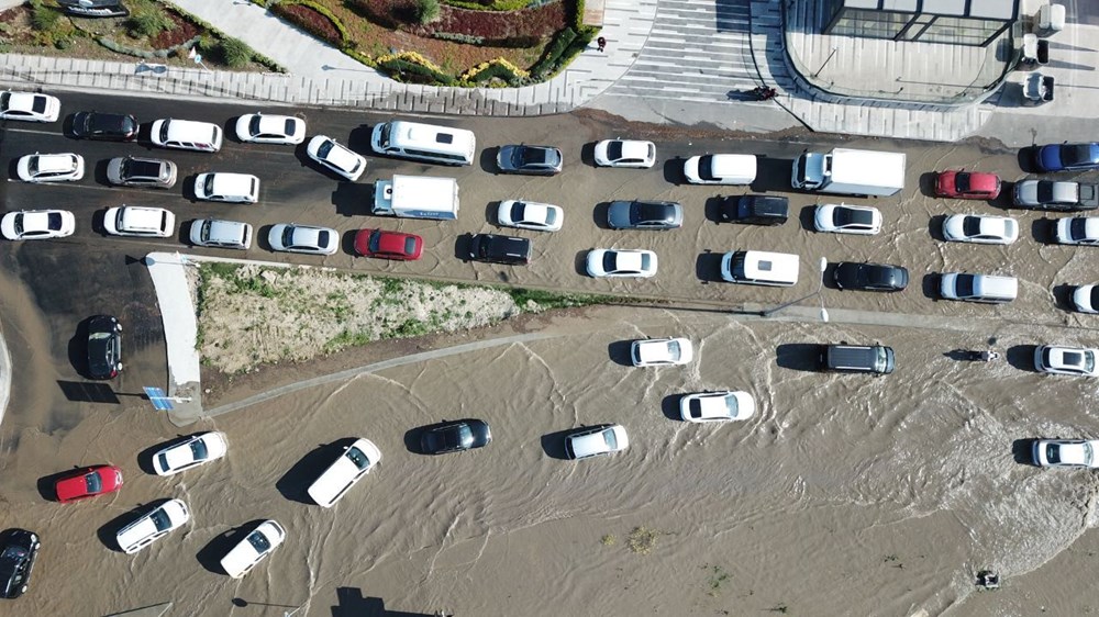 Başakşehir'de su borusu patladı: Yollar göle döndü - 3