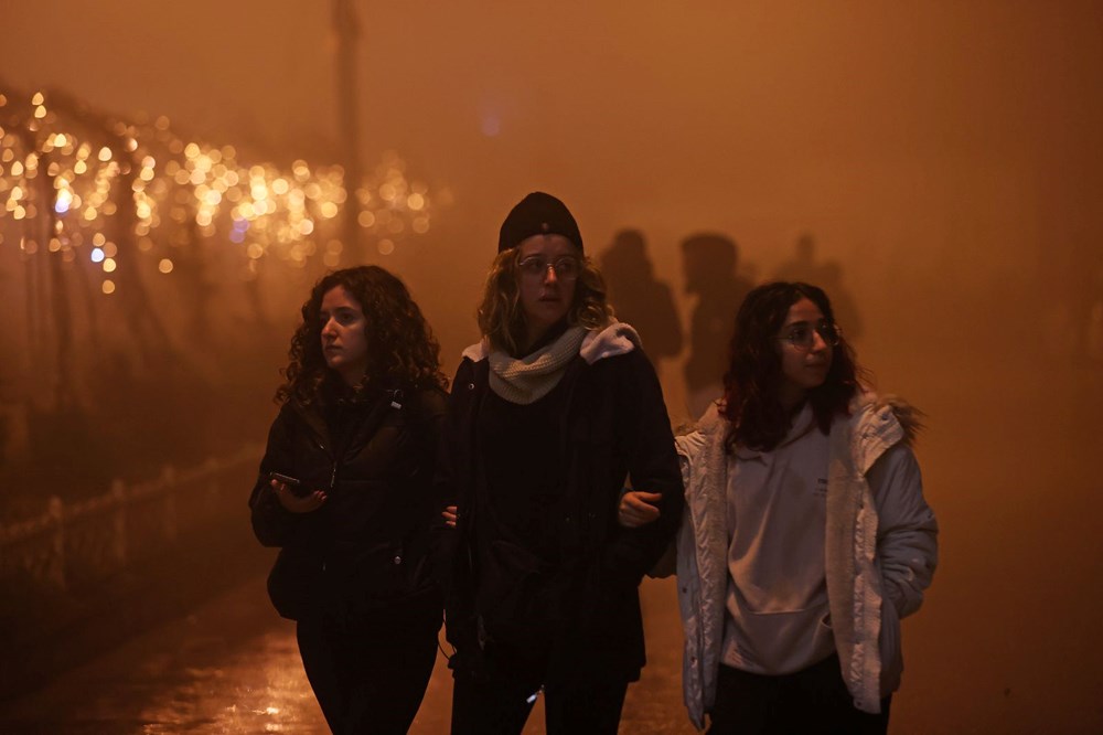 Depremzedeler 6 Şubat'ın yıl dönümünde geceyi sokaklarda geçirdi - 3