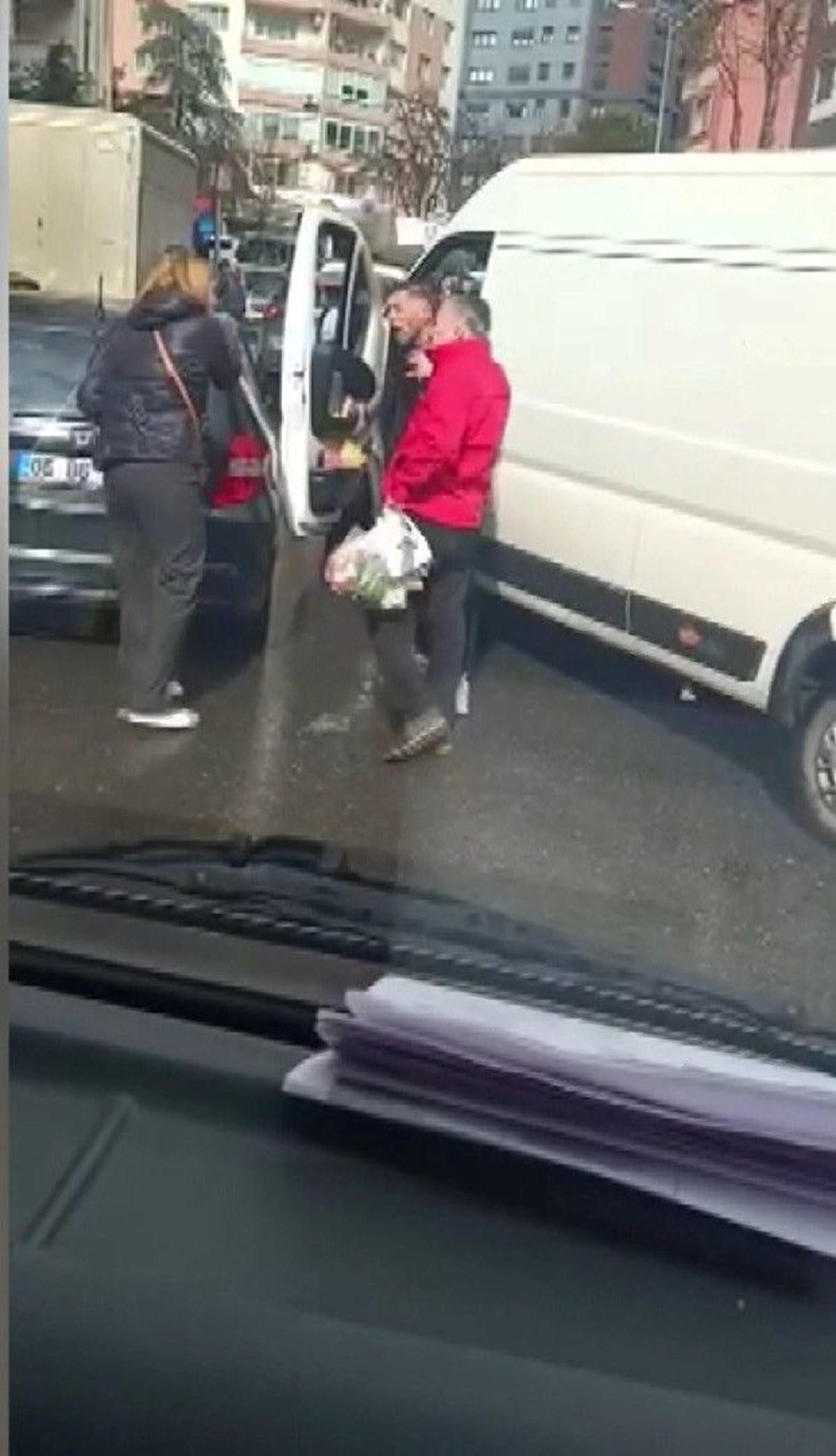 İstanbul trafiğinde kavga: Aracından inip diğer sürücüye saldırdı