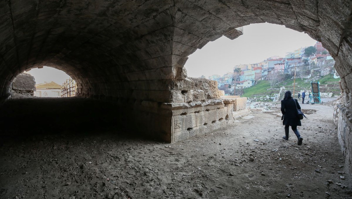 Smyrna Tiyatrosu'nda antik tuvaletin ardından antik geçit bulundu