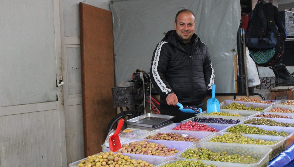 Pazarın en renkli tezgahı: 30 çeşidi var, 7 ay su içinde bekliyor