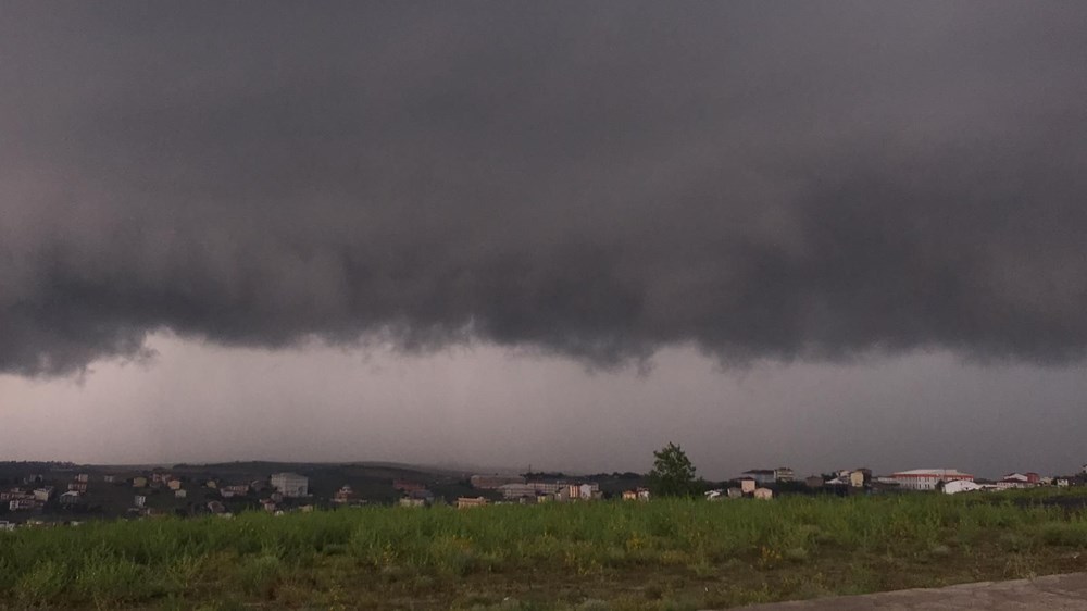 İstanbul'da şiddetli yağış: Yollar göle döndü, boğaza çamurlu su aktı - 23